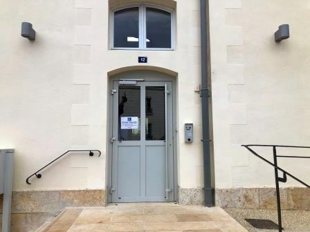 Accès pour les personnes à mobilité réduite de l'Espace France Service de Montrichard