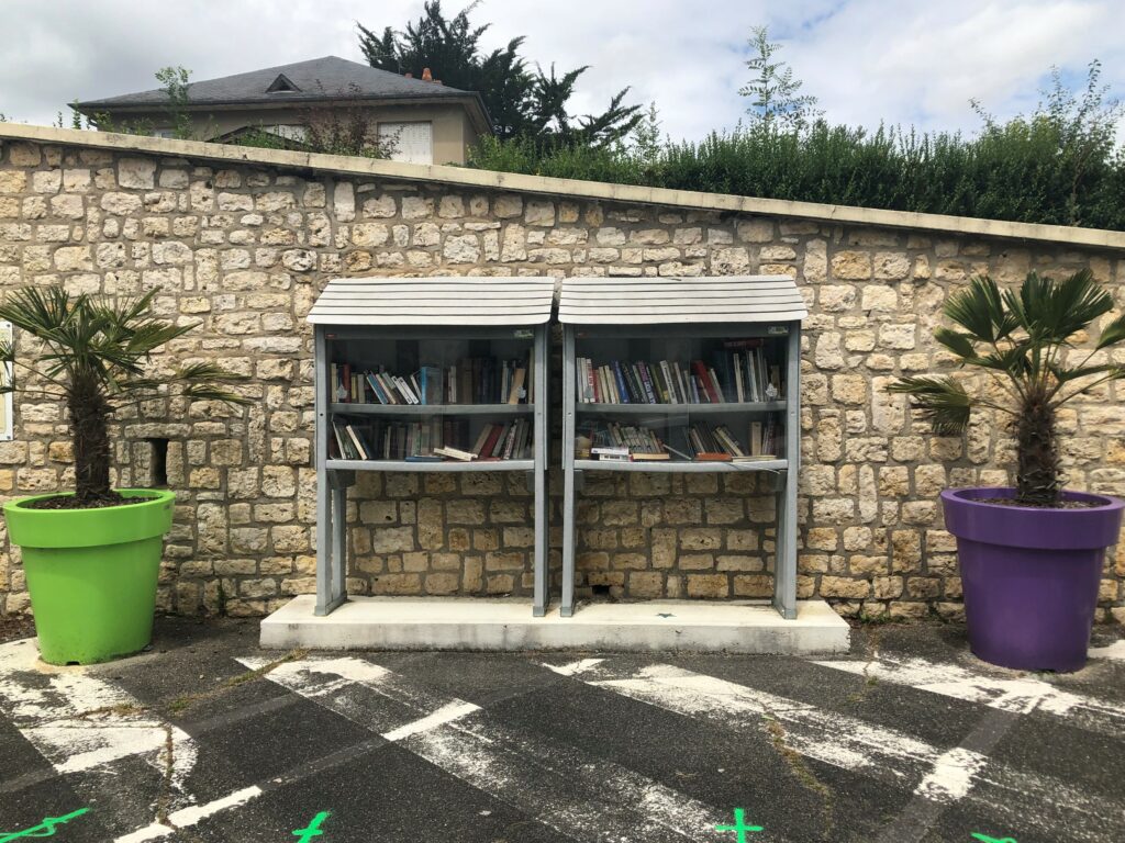 Boites à livres sur la place de Bourré