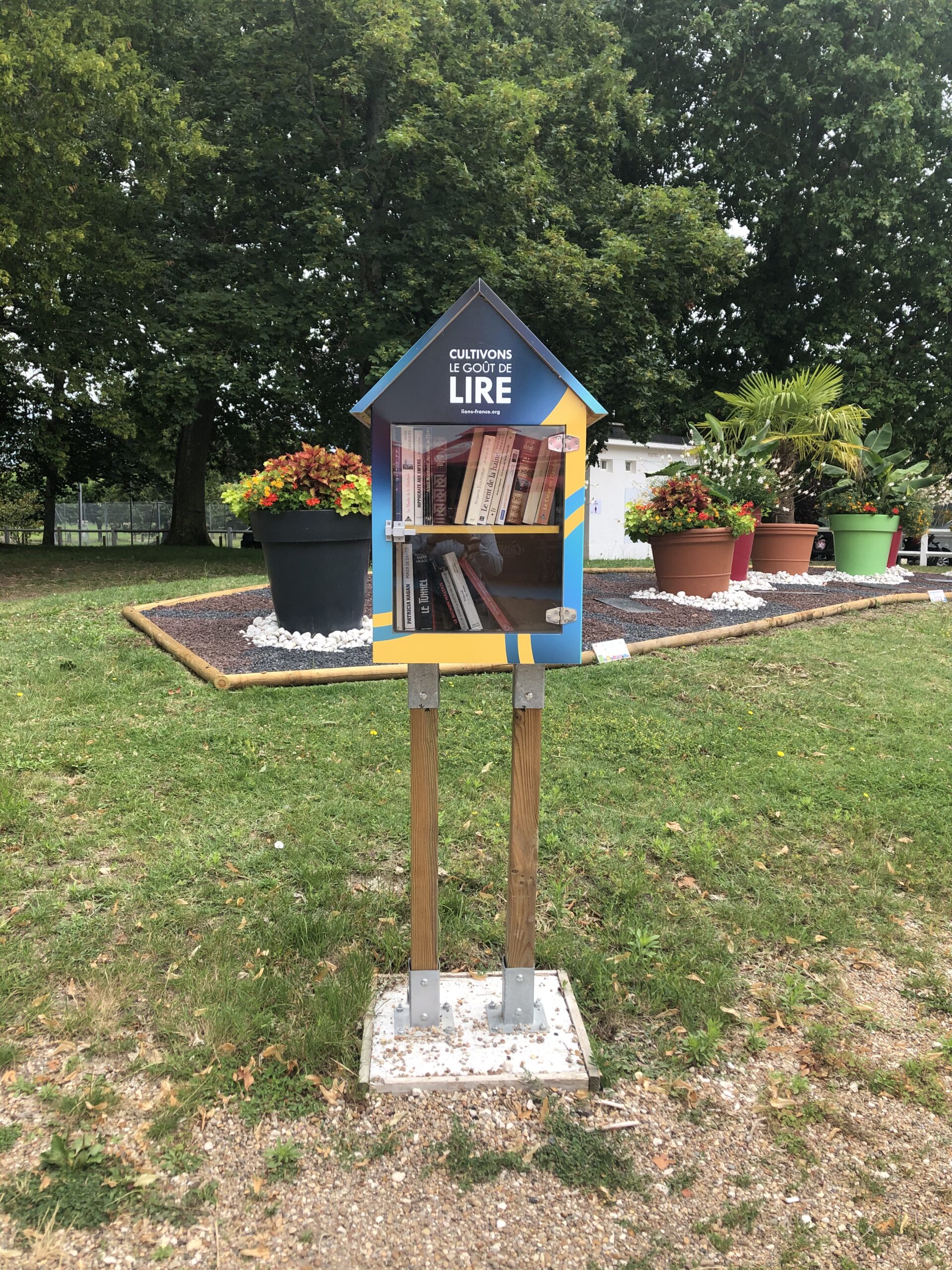 Boîte à livres : déposez, ouvrez et lisez