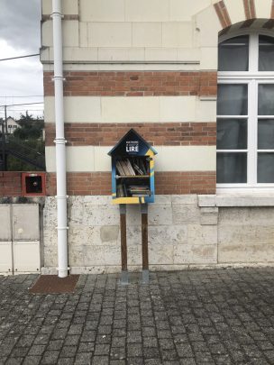 Boite à livres à la gare de Montrichard